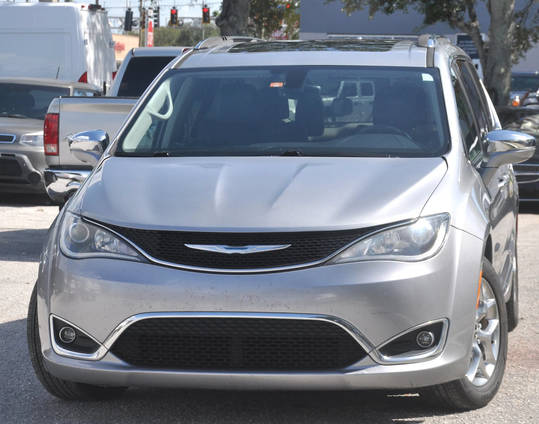 Used 2018 Chrysler Pacifica Limited FWD image 9
