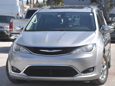 Used 2018 Chrysler Pacifica Limited FWD image 9