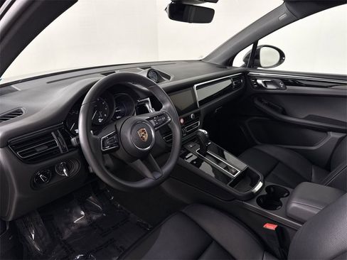 Certified 2025 Porsche Macan image 4