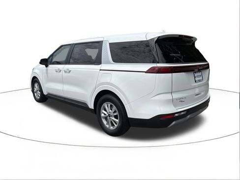 Used 2024 Kia Carnival LX FWD image 5