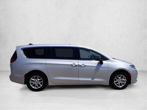 Used 2024 Chrysler Pacifica Touring-L FWD image 5