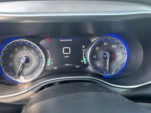 Used 2018 Chrysler Pacifica Touring-L Plus w/ S Appearance Package FWD image 3