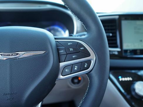 Used 2024 Chrysler Pacifica Touring-L image 31