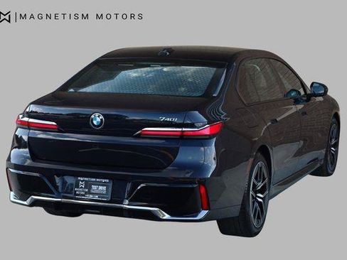 Used 2023 BMW 740i w/ Parking Assistance Package RWD image 8
