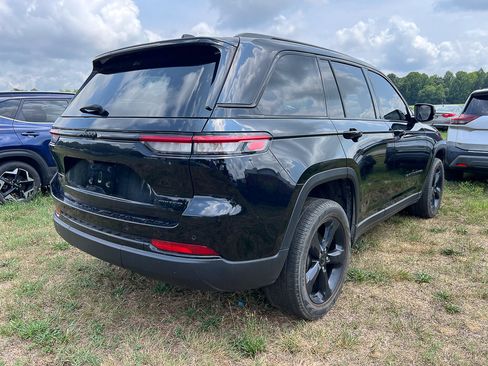 Used 2023 Jeep Grand Cherokee Limited w/ Black Appearance Package AWD/4WD image 5