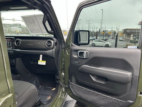 Used 2023 Jeep Wrangler Sahara image 15