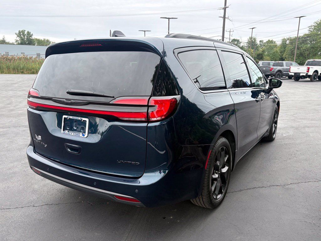 Used 2025 Chrysler Pacifica Limited FWD image 5