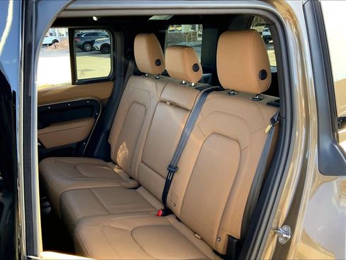 Used 2025 Land Rover Defender 110 X-Dynamic SE image 17