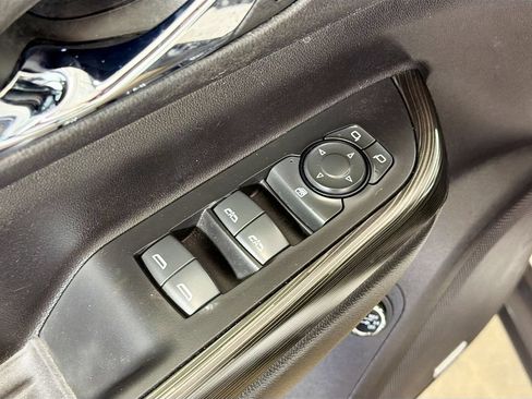 Used 2023 GMC Acadia SLT FWD image 19