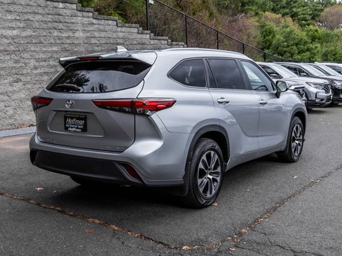 Used 2023 Toyota Highlander XLE image 5