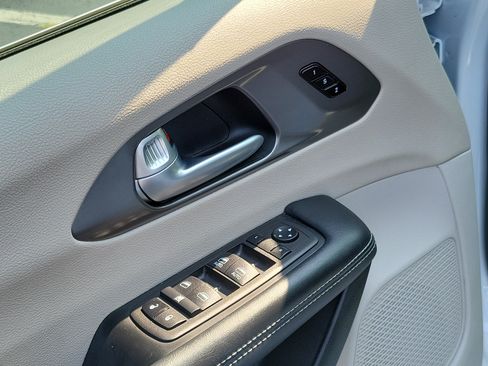 Used 2024 Chrysler Pacifica Touring-L FWD image 19