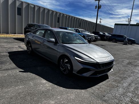 Used 2025 Hyundai Elantra SEL image 15
