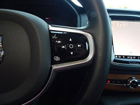 Certified 2025 Volvo XC90 B6 Plus image 29