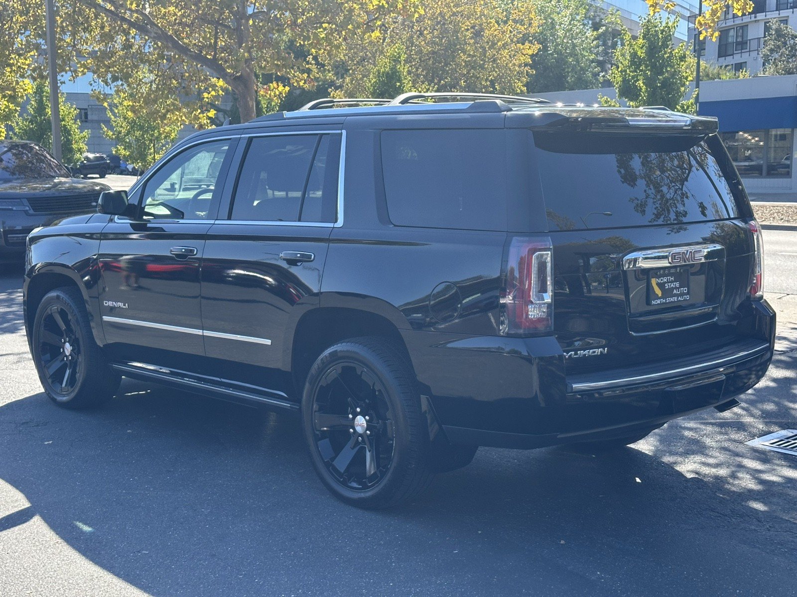 Used 2015 GMC Yukon Denali w/ Premium Package AWD/4WD image 12