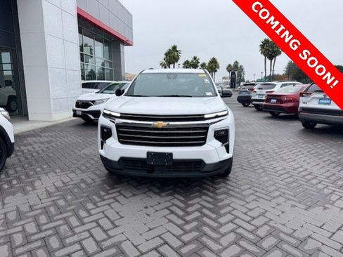 Used 2024 Chevrolet Traverse LT image 2
