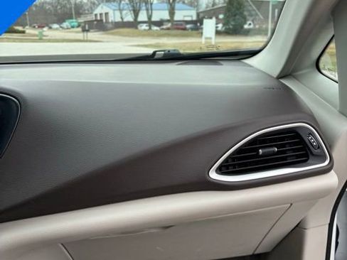 Used 2020 Chrysler Pacifica Touring-L Plus image 31