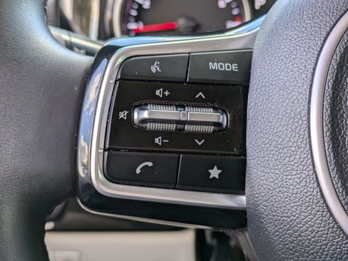 Used 2024 Kia Carnival EX image 25