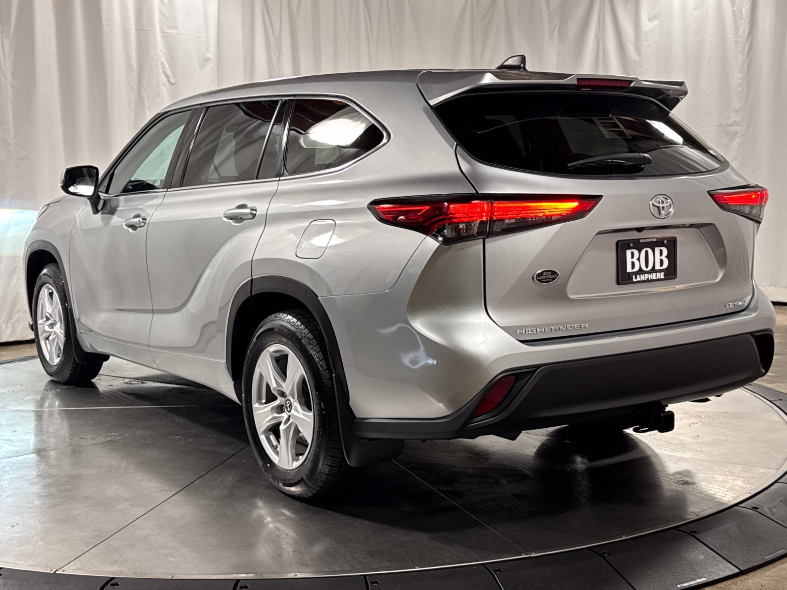 Used 2022 Toyota Highlander LE AWD/4WD image 9