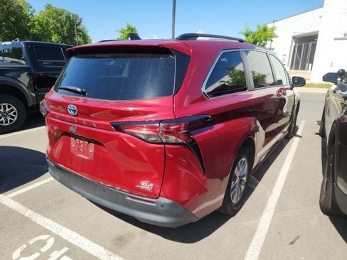 Used 2021 Toyota Sienna XLE FWD image 5