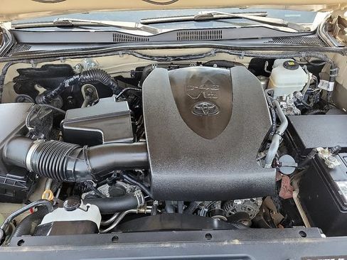 Used 2018 Toyota Tacoma TRD Off-Road AWD/4WD image 11