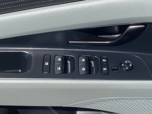 Used 2025 Hyundai Elantra Limited FWD image 19