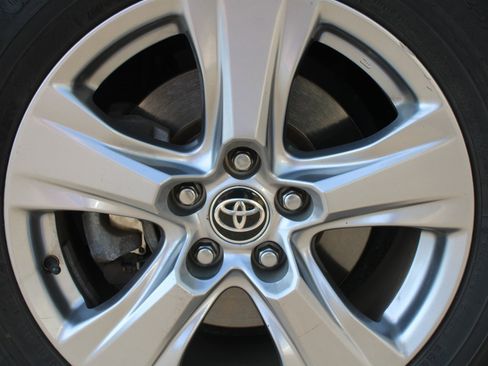 Used 2022 Toyota RAV4 XLE image 17