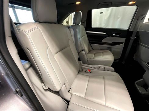 Used 2019 Toyota Highlander XLE image 16