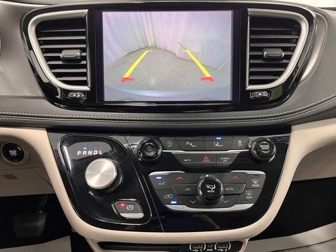 Used 2023 Chrysler Pacifica Touring-L AWD/4WD image 29