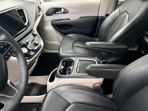 Used 2023 Chrysler Pacifica Touring-L FWD image 19