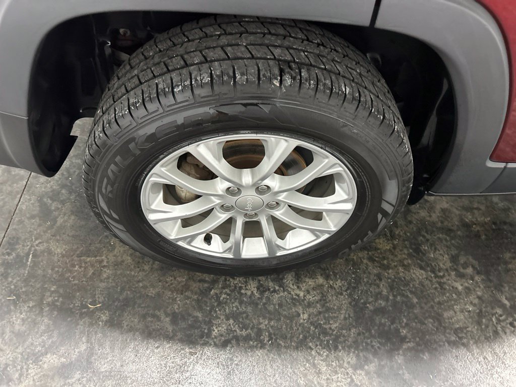 Used 2019 Jeep Cherokee Latitude w/ Cold Weather Group FWD image 16
