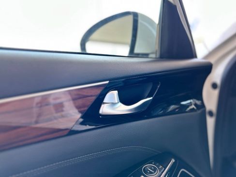 Used 2017 Kia Cadenza Premium FWD image 35