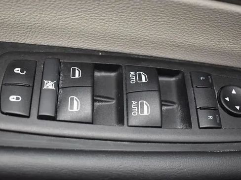 Used 2024 Chrysler Pacifica Touring-L FWD image 21