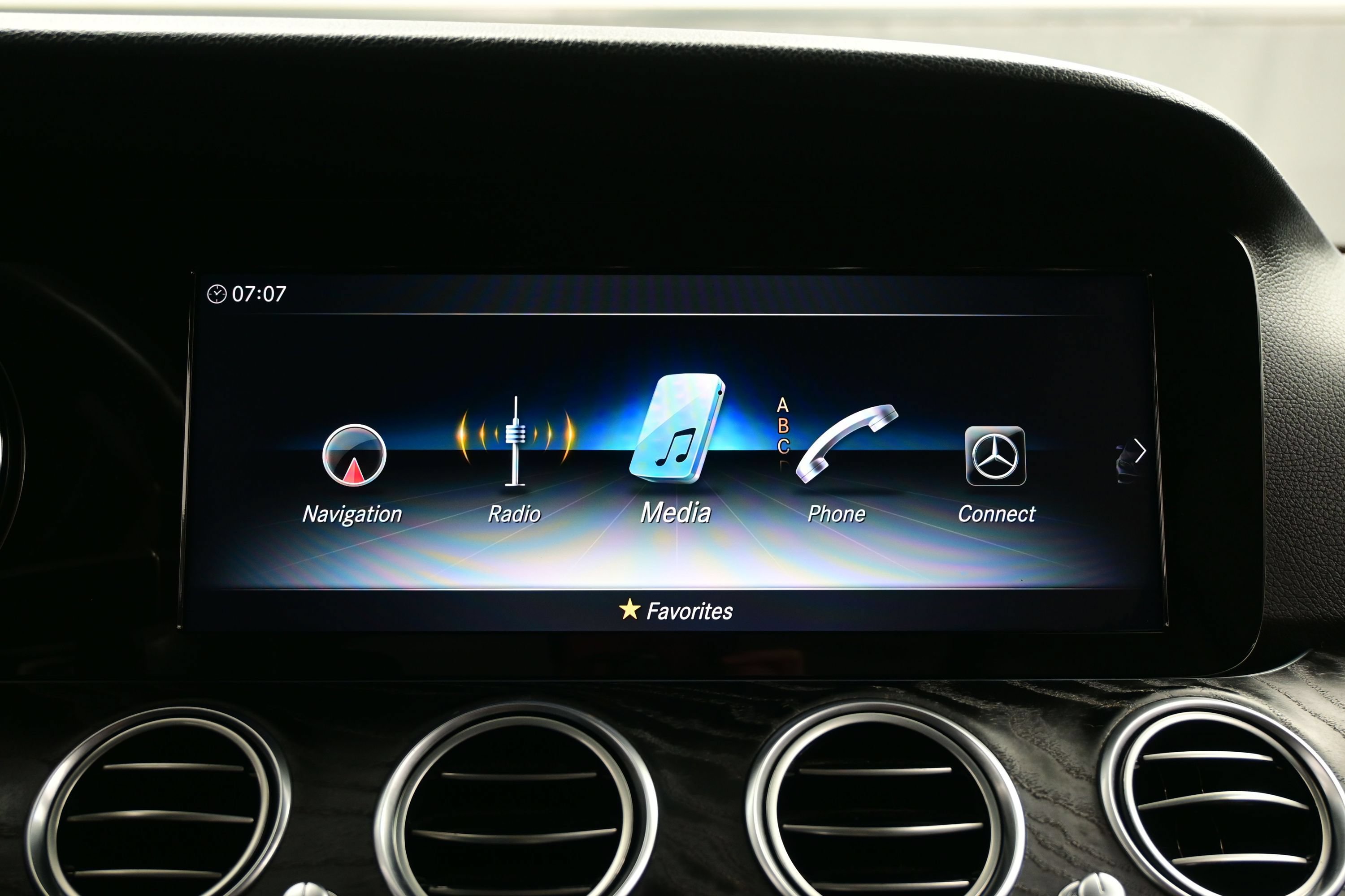 Used 2019 Mercedes-Benz E 300 w/ Driver Assistance Package image 18