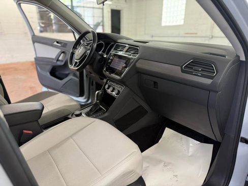 Used 2018 Volkswagen Tiguan SE w/ Panoramic Sunroof Package image 30