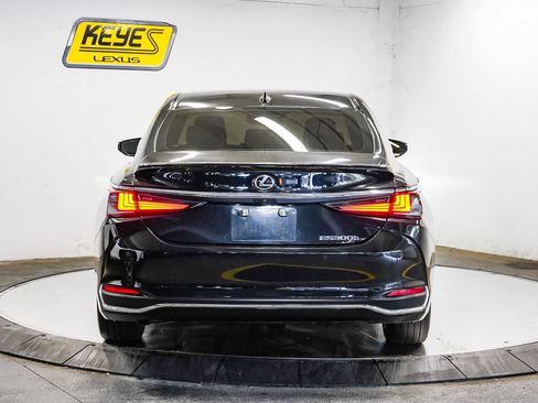 Used 2023 Lexus ES 300h w/ Premium Package FWD image 3