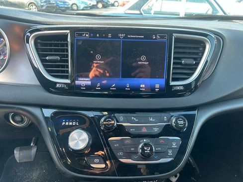 Used 2025 Chrysler Pacifica Select image 13
