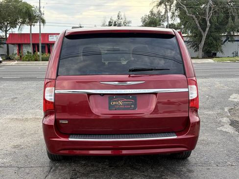 Used 2014 Chrysler Town & Country Touring FWD image 10