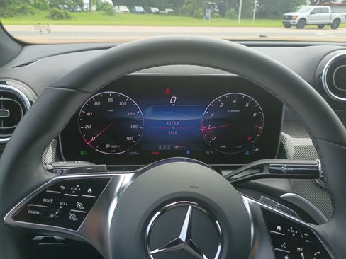 Used 2026 Mercedes-Benz GLC 300 image 10