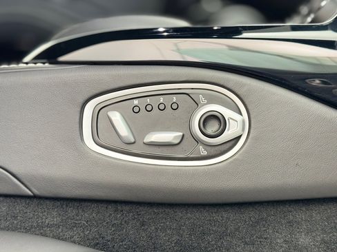 Used 2021 Aston Martin V8 Vantage Coupe image 25