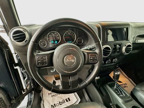 Used 2017 Jeep Wrangler Unlimited Sahara w/ Connectivity Group AWD/4WD image 12