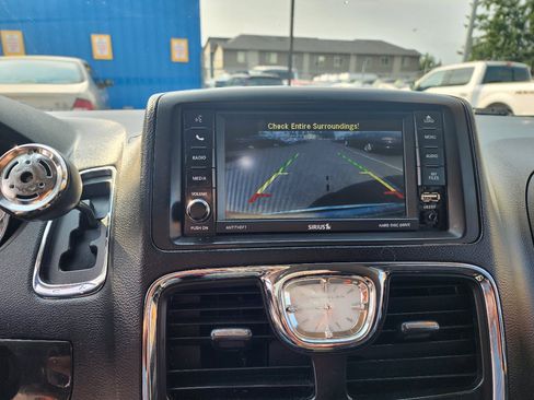 Used 2014 Chrysler Town & Country Touring image 17