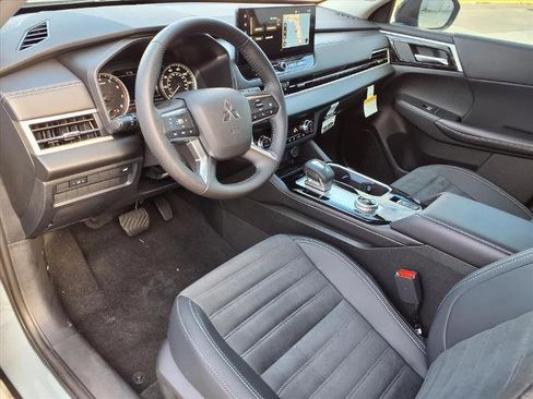 New 2025 Mitsubishi Outlander AWD image 12