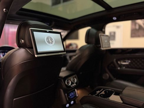 Used 2017 Bentley Bentayga AWD/4WD image 68