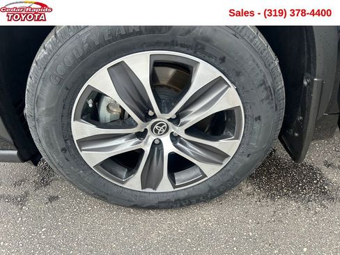 Certified 2023 Toyota Highlander XLE image 24