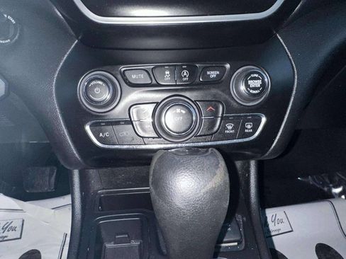 Used 2019 Jeep Cherokee Latitude w/ Popular Appearance Group FWD image 31