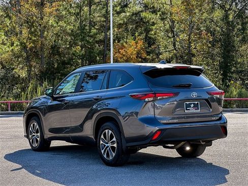 Used 2024 Toyota Highlander XLE image 6