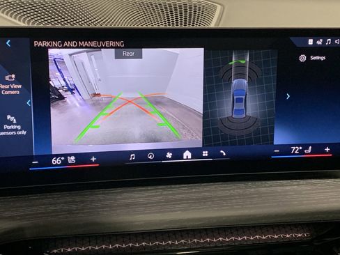 Used 2025 BMW 330i Sedan w/ Convenience Package image 21