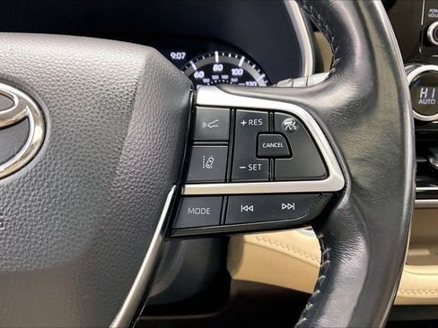Used 2021 Toyota Highlander XLE image 22