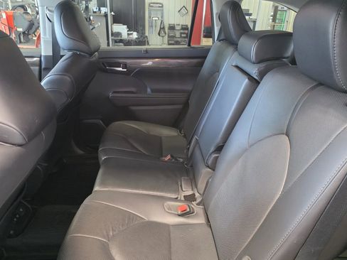Used 2021 Toyota Highlander Limited image 15