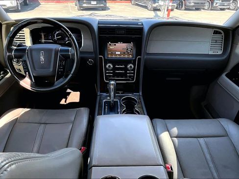 Used 2017 Lincoln Navigator Select image 14